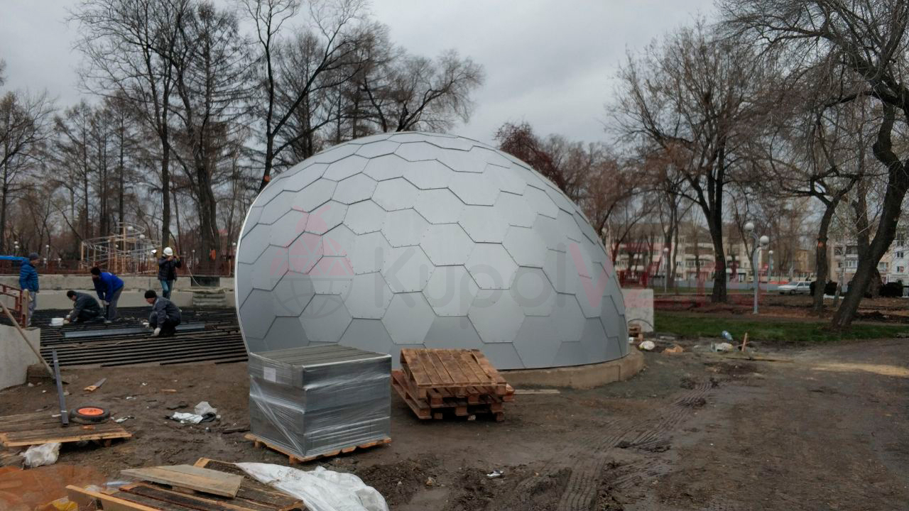 Полностью собраное жёсткое покрытие купольной сцены