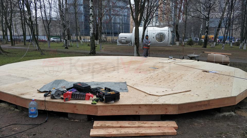 Деревянный подиум обшитый фанерой